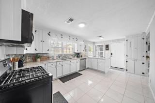 Baytown Home By The Bay visit Calypso Bay Water Park Unidad Skate park and Main Street 5 Star superhost - Baytown - 2