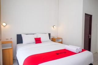 RedDoorz near Ambarrukmo Area - 9