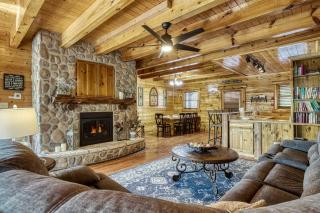 Bear Trail Cabin by Beyond Expectations w Hot Tub - Sevierville - 3