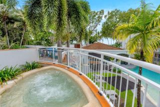 two bedroom beach front apartment @ Alassio Palm Cove - 2