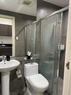 Studio for 4 with 300MBS internet at heart of Makati - Manila - 5