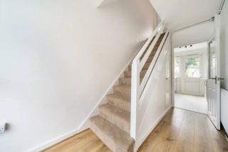 A Luxurious 3 Bed-Terrance House - London - 9
