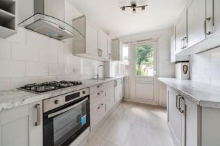 A Luxurious 3 Bed-Terrance House - London - 4