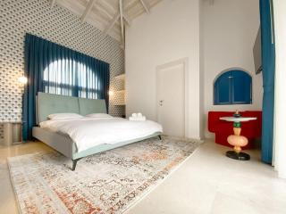 Stylish Villa with Bomb Shelter Close to Shore - Césarée - 2