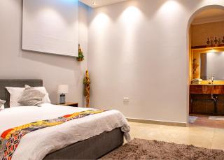 Cozy 2 Bedrooms with 1 Bathroom - 2