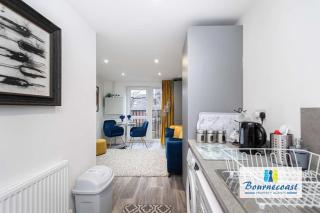 SEASIDE CHARM by BOURNECOAST - A Modern Apartment Near the Sandy Beaches - FM9580 - 5