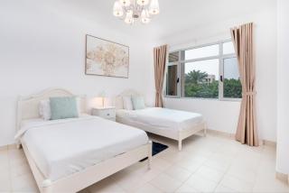 Lux BnB I Turia Tower I Lake & Garden View - Dubai - 9