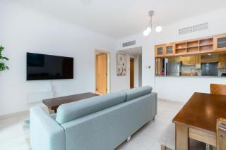 Lux BnB I Turia Tower I Lake & Garden View - Dubai - 4