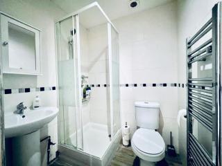 Lovely 4 bed (sleeps 8) apartment close to city - 6