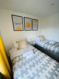 Home in Farnborough with Free Parking, Wifi & Netflix - 7