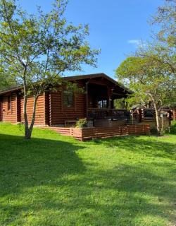 Laura's Lodge Hot Tub Log Cabin, Felmoor Park, Morpeth, Northumberland - Felton - 7