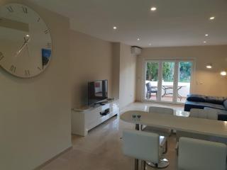 ApartmentSleeps4-Pool-Bbq-Garden-Ac - 9