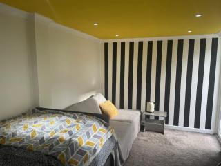 Single Room near Heathrow Windsor Legoland & Free Parking Onsite - 3