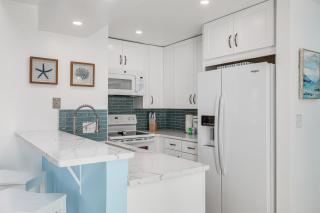 Bright and Airy Myrtle Beach Condo 1 Block to Ocean - Myrtle Beach - 9