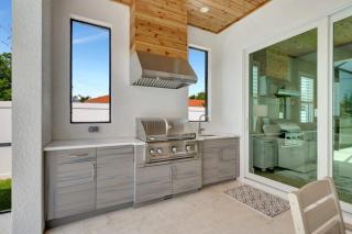 Timeless Sophistication Discover Coastal Chic Living - Naples - 9
