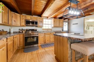 Pet-Friendly Cabin on 3 Acres 7 Mi to Uvalde! - Uvalde - 1