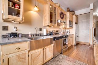 Vintage Downtown Laramie Apartment with Deck! - Laramie - 6