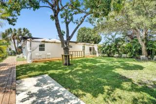 Hallandale Beach Family Vacation Home Backyard - Hallandale Beach - 8