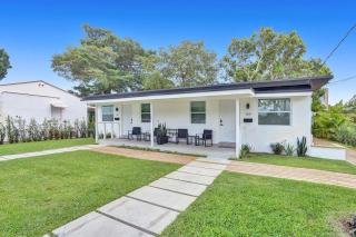 Hallandale Beach Family Vacation Home Backyard - Hallandale Beach - 7