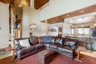 4BR with Jetted Tub, Foosball, Walk to Slopes - 7