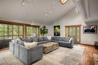 Hot Tub, Screened Porch, Grill, WiFi - Huge Cabin! - Berkeley Springs - 6