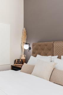 Black Onyx Comfort Suites - Elegant Stay- City Center Next to Airport Bus - 1