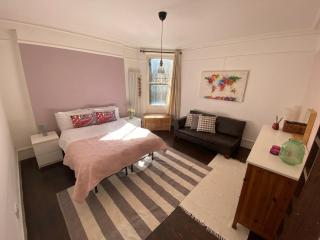Spacious Flat in West Kensington - 3