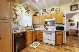 The Collector's Hideaway - Burnet - 3