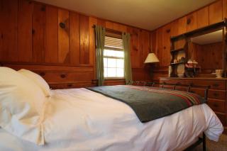 Ahwahnee-be Vintage Cabin - Walk to town! - 8