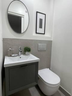 Chic 2 Bedroom with Parking - 2