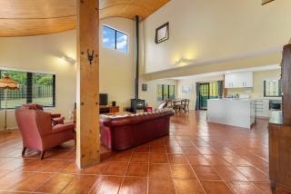 Modern Barn Style - Taupo Holiday Home - Kinloch - 2