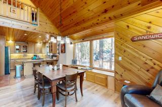 Hot Tub Hideaway - Dorrington - 3