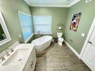 Mickeys Waterside - Gorgeous Waterside Southeast Facing 9BR Pool & Hot Tub BBQ Cinema RM 2 miles to Disney - Orlando - 6