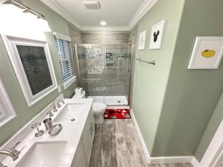 Mickeys Waterside - Gorgeous Waterside Southeast Facing 9BR Pool & Hot Tub BBQ Cinema RM 2 miles to Disney - Orlando - 3