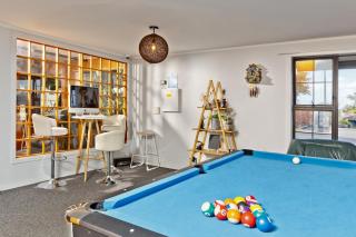 Oakwood Manor Motor Lodge - 1