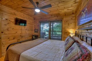 Bearfoot Ridge Wood-burning fireplace cozy hot tub serene views - Ellijay - 5