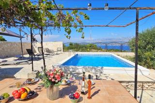 Stone House with Pool, Set in Idillic Countryside - Villa Mir - Postira - 0