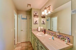 Riverside country retreat with easy access to all that Houston has to offer - - 7