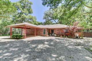 Riverside country retreat with easy access to all that Houston has to offer - - 0