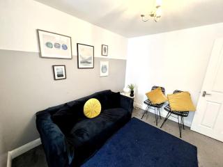 Modern 2 bed close to mall with parking & garden - 3