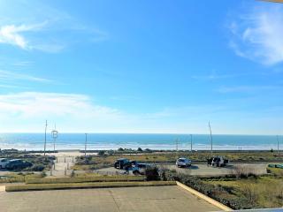 Appartement bord de mer avec balcon, parking et commodités - FR-1-652-17 - 1