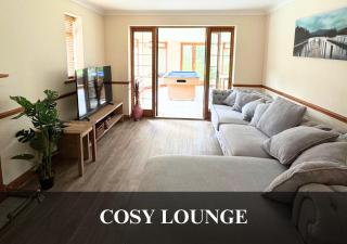 The Fortis House, Bournemouth, with Swimming Pool and Hot Tub Jacuzzi - Bournemouth - 1