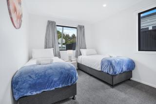 Modern Retreat with King Bed - By KOSH BNB - 5