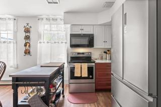 Federal on Exeter Circa 1805 Sleeps 8 - 1