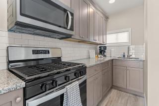 Steps to Beach Fully Renovated Sleeps 6 - 1