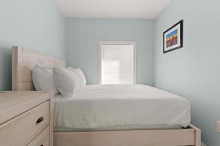 Steps to Beach Fully Renovated Sleeps 6 - Hampton - 8