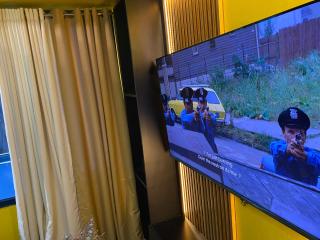 Laugh and Lounge 2 Bedroom Luxury Condo Air residence Makati - 4