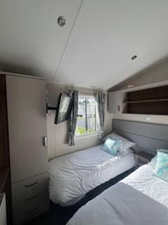 Superb 6 Berth Caravan At Broadland Sands Holiday Park In Suffolk Ref 20025Cf - 1