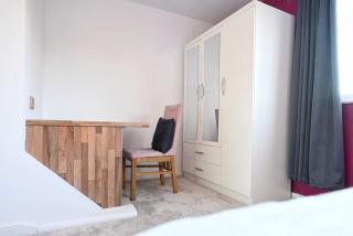 Stylish home in Warwick with parking & EV charger - 4