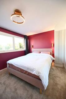 Stylish home in Warwick with parking & EV charger - 2